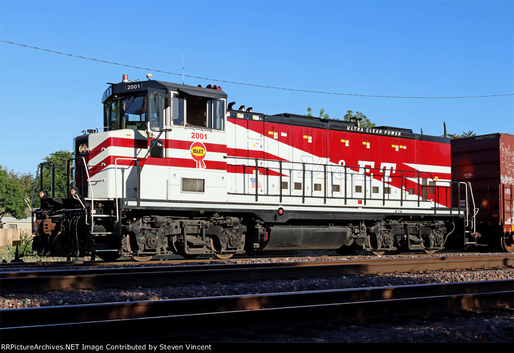 MET RP20B #2001 pulls BNSF interchange.